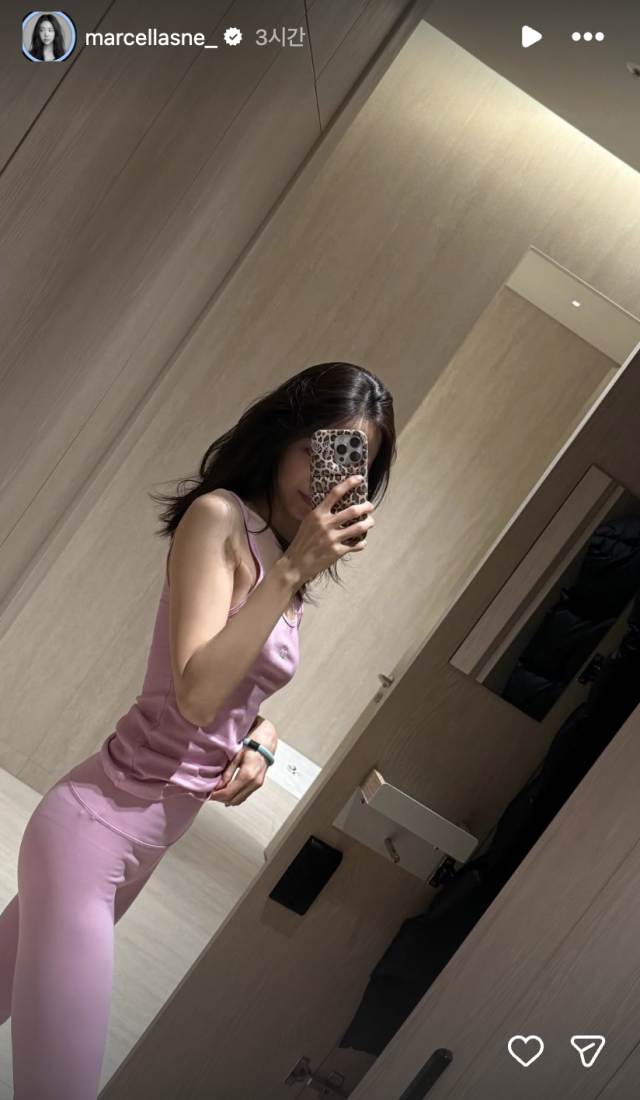손나은이 슬렌더 몸매가 돋보이는 근황을 전했다. / 손나은 SNS