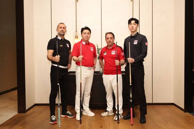 (왼쪽부터) 웰컴저축은행 세미 사이그너, 김종원, 다니엘 산체스, 한지승이 대회에 앞서 진행한 포토콜에서 포즈를 취하고 있다./PBA