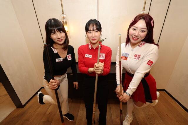 왼쪽부터 웰컴저축은행 용현지, 최혜미, 김예은이 대회에 앞서 진행한 포토콜에서 포즈를 취하고 있다./PBA