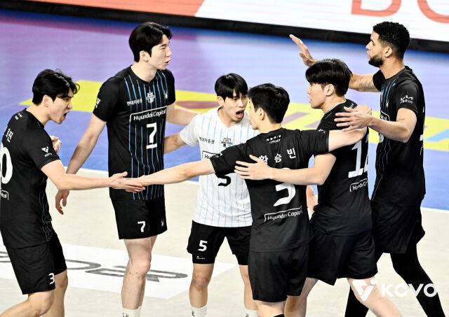 디펜딩챔피언의 부활... '블로킹 11-4' 현대캐피탈, 한국전력에 셧아웃→1위로 전반기 완벽 피날레 [MD천안]