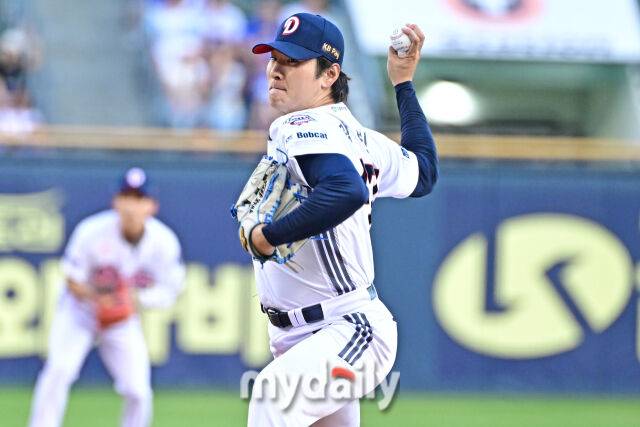 26일 서울 잠실야구장에서 열린 '2025 신한 SOL BANK KBO리그' 삼성 라이온즈와 두산 베어스 경기. 두산 선발 곽빈이 힘차게 투구하고 있다./마이데일리