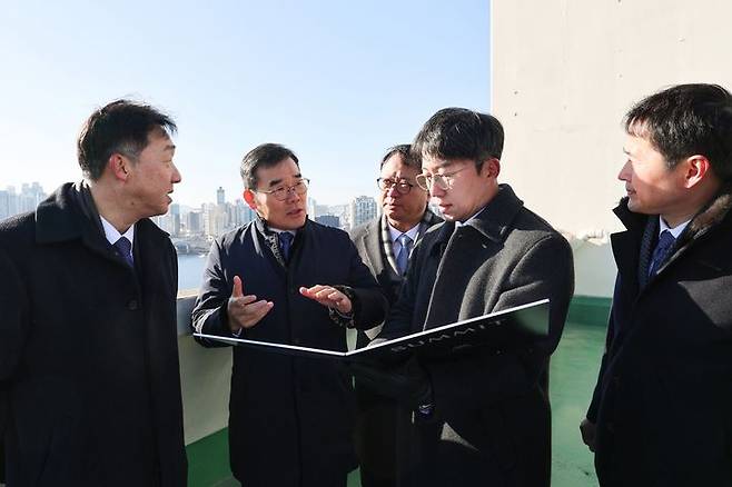 김보현 대우건설 사장(왼쪽에서 2번째)이 성수4지구 내 아파트 단지를 방문해 현장을 둘러보고 있다. (사진=대우건설 제공)  *재판매 및 DB 금지