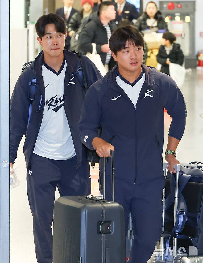 [인천공항=뉴시스] 황준선 기자 = 2026 월드 베이스볼 클래식(WBC)에 출전하는 대한민국 야구 국가대표팀 고우석(오른쪽)과 유영찬이 20일 밤 사이판에서 전지훈련을 마치고 인천국제공항 1터미널을 통해 귀국하고 있다. 2026.01.20. hwang@newsis.com