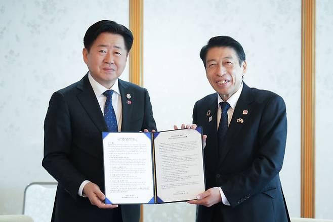[제주=뉴시스] 오영훈(왼쪽) 제주지사와 핫토리 세이타로 후쿠오카현 지사가 23일 오전 일본 후쿠오카현청에서 공식 환담을 나눈 뒤 기념 촬영을 하고 있다. (사진=제주도 제공) 2026.01.23. photo@newsis.com *재판매 및 DB 금지