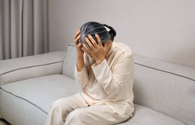 [서울=뉴시스] 23일 의료계에 따르면 갑자기 한쪽 팔다리에 힘이 빠지거나 얼굴이 한쪽으로 처지고, 말이 어눌해지거나 잘 나오지 않는 증상이 나타난다면 뇌졸중을 의심해야 한다. (사진=유토이미지 제공) *재판매 및 DB 금지