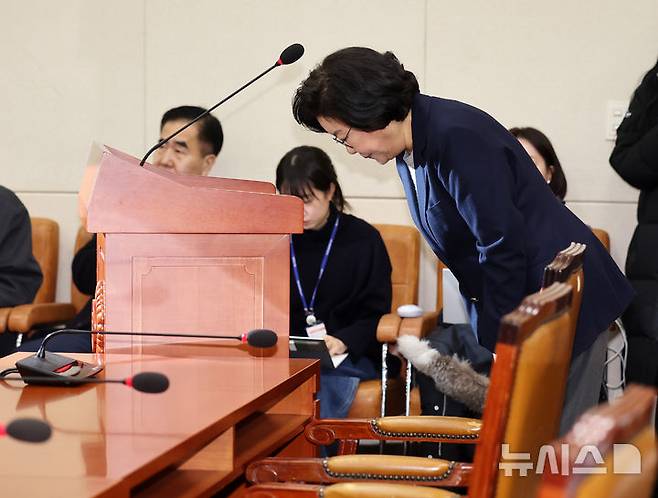 [서울=뉴시스] 고승민 기자 = 이혜훈 기획예산처 장관 후보자가 23일 오전 서울 여의도 국회 재정경제기획위원회 전체회의에서 열린 인사청문회에서 모두발언 도중 성숙하지 못한 언행해 대해 고개 숙여 사과하고 있다.(공동취재) 2026.01.23. photo@newsis.com