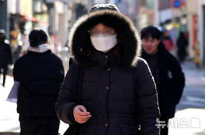[대구=뉴시스] 이무열 기자 = 연일 강추위가 이어지고 있는 22일 대구 중구 동성로에서 두꺼운 옷차림을 한 시민이 이동하고 있다. 2026.01.22. lmy@newsis.com
