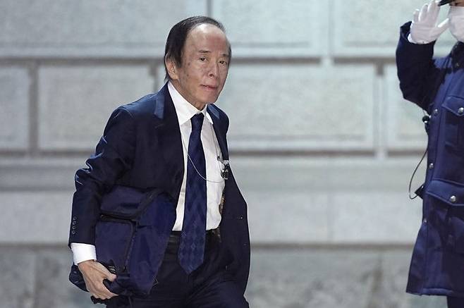[도쿄=AP/뉴시스] 우에다 가즈오 일본은행 총재가 23일 일본 도쿄의 일본은행에 도착한 모습. 2026.01.23.