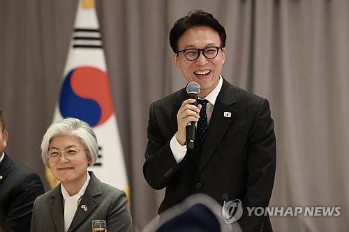 김민석 국무총리, 워싱턴 한인 동포간담회 (서울=연합뉴스) 김민석 국무총리가 22일(현지시간) 미국 워싱턴DC 콘래드호텔에서 워싱턴 한인 동포와 간담회를 하고 있다. 2026.1.23 [국무총리실 제공. 재판매 및 DB 금지] photo@yna.co.kr