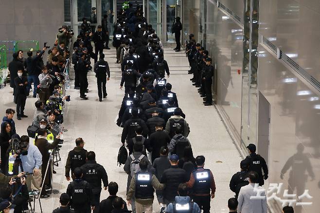 캄보디아에서 스캠(사기), 인질강도 등에 가담한 한국인 범죄 조직원 73명이 23일 인천국제공항을 통해 국내로 송환돼 수사기관으로 압송되고 있다. 류영주 기자