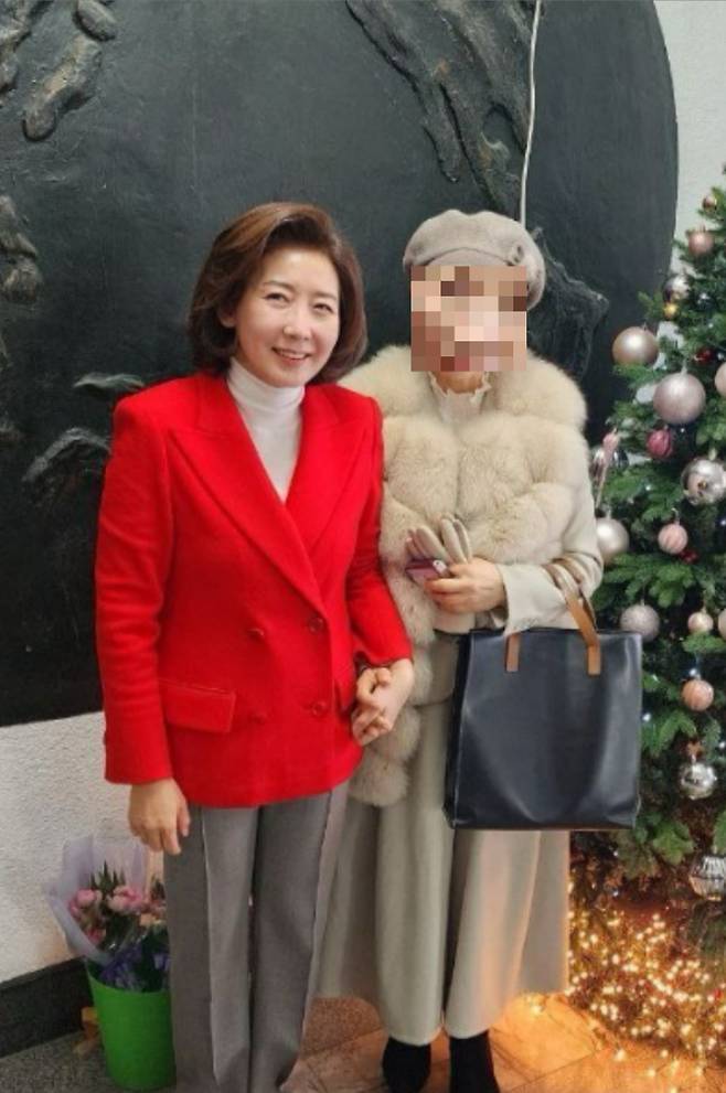 신천지 위장단체 HWPL의 외부 인사 섭외 총괄 이 모 씨가 최근 국민의힘 나경원 의원과 함께 찍은 사진을 공개했다.