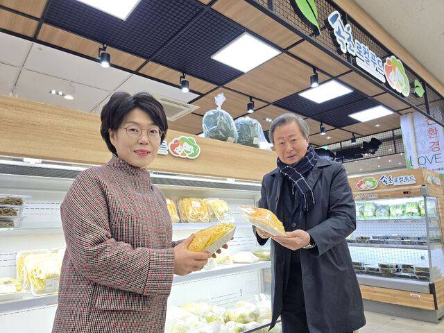 최원규 강원 속초농협 조합장(오른쪽)과 김은복 하나로마트 엑스포점장이 로컬푸드직매장에서 조합원이 출하한 ‘황금배추’를 살펴보고 있다.