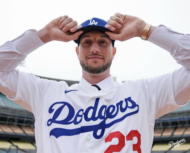 LA 다저스 카일 터커가 입단식에서 포즈를 취하고 있다. /LA 다저스 SNS