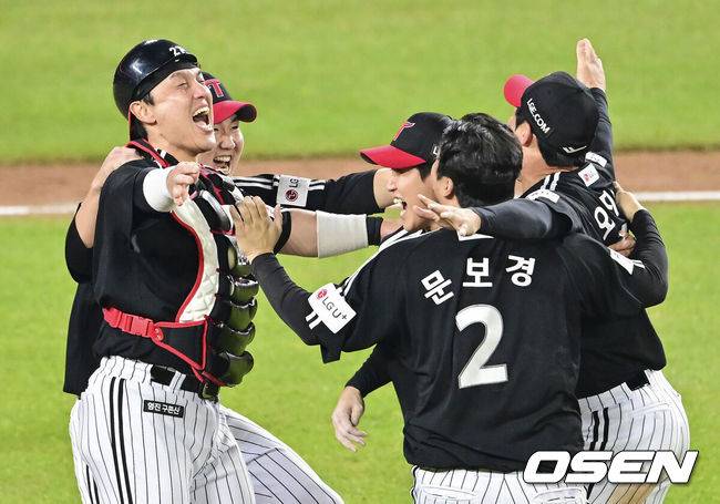 [OSEN=대전, 박준형 기자]  이변은 없었다. 2025시즌 우승팀은 무적 LG 트윈스다. 프로야구 LG 트윈스는 31일 대전 한화생명볼파크에서 열린 2025 신한 SOL뱅크 KBO 한국시리즈(7전 4선승제) 한화 이글스와의 5차전에서 4-1로 승리했다.통합우승 후 LG 박동원과 유영찬, 오지환, 문보경, 구본혁이 환호하고 있다.  2025.10.31 / soul1014@osen.co.kr