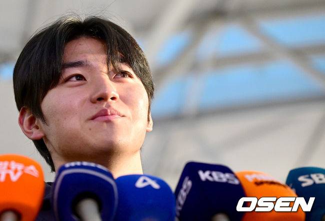 [OSEN=인천공항, 최규한 기자] 류지현 감독이 이끄는 한국 야구대표팀이 오는 3월 열리는 WBC를 준비하기 위해 9일 오전 인천공항을 통해 미국령 사이판으로 출국했다.류지현호는 9일부터 21일까지 사이판에서 1차 전지훈련 담금질에 나선다.대표팀 김도영이 취재진과 질의응답 시간을 갖고 있다. 2026.01.09 / dreamer@osen.co.kr