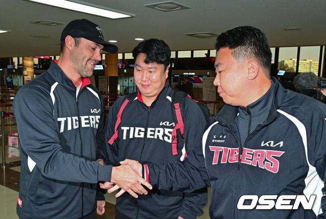[OSEN=김포공항, 박준형 기자] 2026시즌 스프링캠프 나서는 KIA 코칭스태프와 외국인 선수들이 22일 김포국제공항을 통해 일본 아마미오시마로 출국했다. 지난해 미국 캘리포니아 어바인에서 훈련했던&nbsp;KIA는 일본 가고시마현의 외딴섬인 아마미오시마로 1차 훈련지로 정했다. 심재학 KIA 단장은 “미국에서 훈련해서 원하던 결과를 얻지 못했다”면서 “시차 등을 고려해도 일본이 낫다고 평가했다. 현지 실사를 했을 때 훈련에만 집중하기 딱 좋은 환경이었다”고 밝혔다.&nbsp;KIA 이범호 감독과 네일이 인사를 나누고 있다.  2026.01.22 / soul1014@osen.co.kr