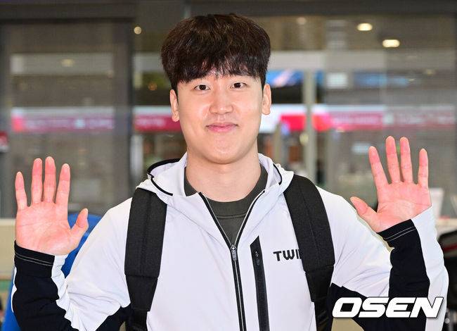 [OSEN=인천공항, 최규한 기자] 프로야구 LG 트윈스가 22일 오후 2026 시즌을 준비하기 위해 22일 오후 인천공항을 통해 미국으로 출국했다.LG는 오는&nbsp;25일부터&nbsp;2월&nbsp;22일까지 미국 애리조나에&nbsp;스프링캠프를 꾸리고 염경엽&nbsp;감독과&nbsp;코칭스태프&nbsp;18명,&nbsp;주장 박해민을 비롯한 선수&nbsp;40명이 담금질에 나선다.LG 구본혁이 출국을 앞두고 인사를 전하고 있다. 2026.01.22 / dreamer@osen.co.kr