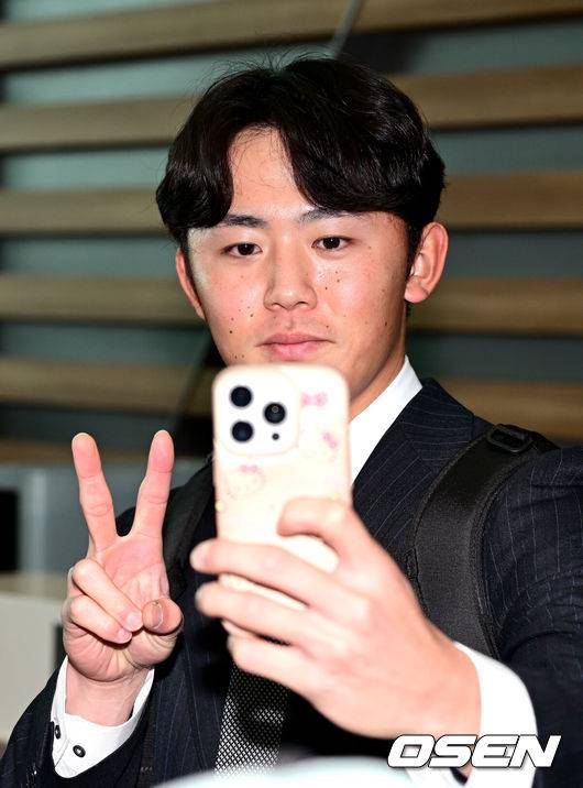 [OSEN=인천공항, 최규한 기자] 프로야구 삼성 라이온즈가 2026 시즌을 준비하기 위해 23일 오후 인천공항을 통해 괌으로 출국했다.삼성은 지난해에 이어 괌에서 1차 스프링캠프를 치른 뒤 일본 오키나와로 건너가 2차 캠프를 진행할 계획이다.삼성 아시아쿼터 미야지 유라가 팬들과의 만남을 갖고 있다. 2026.01.23 / dreamer@osen.co.kr