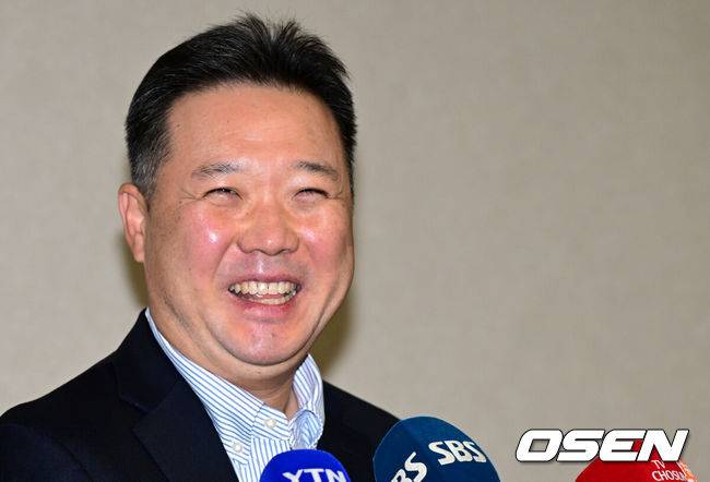 [OSEN=인천공항, 최규한 기자] 프로야구 삼성 라이온즈가 2026 시즌을 준비하기 위해 23일 오후 인천공항을 통해 괌으로 출국했다.삼성은 지난해에 이어 괌에서 1차 스프링캠프를 치른 뒤 일본 오키나와로 건너가 2차 캠프를 진행할 계획이다.삼성 박진만 감독이 취재진과 인터뷰를 준비하며 미소짓고 있다. 2026.01.23 / dreamer@osen.co.kr
