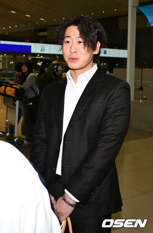 [OSEN=인천공항, 최규한 기자] 프로야구 두산 베어스가 2026 시즌을 준비하기 위해 23일 오후 인천공항을 통해 호주로 출국했다.두산은 호주 시드니에서 1차 캠프를 진행한 뒤, 일본 미야자키에서 2차 캠프를 이어간다.두산 박찬호가 출국을 준비하고 있다. 2026.01.23 / dreamer@osen.co.kr