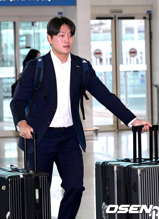 [OSEN=인천공항, 최규한 기자] 프로야구 두산 베어스가 2026 시즌을 준비하기 위해 23일 오후 인천공항을 통해 호주로 출국했다.두산은 호주 시드니에서 1차 캠프를 진행한 뒤, 일본 미야자키에서 2차 캠프를 이어간다.두산 김택연이 출국장에 들어서고 있다. 2026.01.23 / dreamer@osen.co.kr