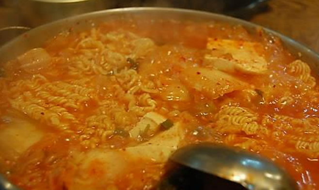 국과 찌개 중심의 식문화가 반복되는 일상 속 선택이 위 건강에 부담을 줄 수 있다는 지적이 나온다. 연합뉴스