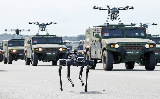 건군 76주년 국군의 날 미디어데이행사에서 사족보행 로봇과 드론 등이 포함된 유·무인 전투제대가 분열을 실시하고 있다. 세계일보 자료사진