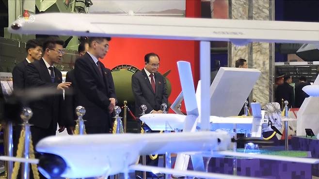 북한 관계자들이 지난해 10월 4일 평양에서 열린 무장장비전시회에서 전시된 자폭드론을 보고 있다. 조선중앙TV·연합뉴스