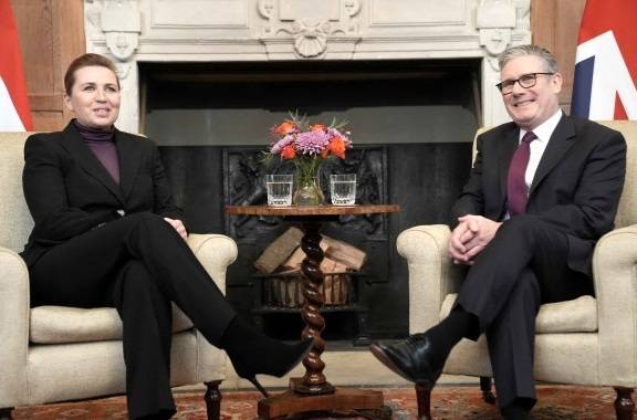 22일(현지시간) 영국을 방문한&nbsp;메테 프레데릭센 덴마크 총리(왼쪽)가 키어 스타머 영국 총리와&nbsp;그린란드 문제 등을 주제로 회담하고 있다. EPA연합뉴스