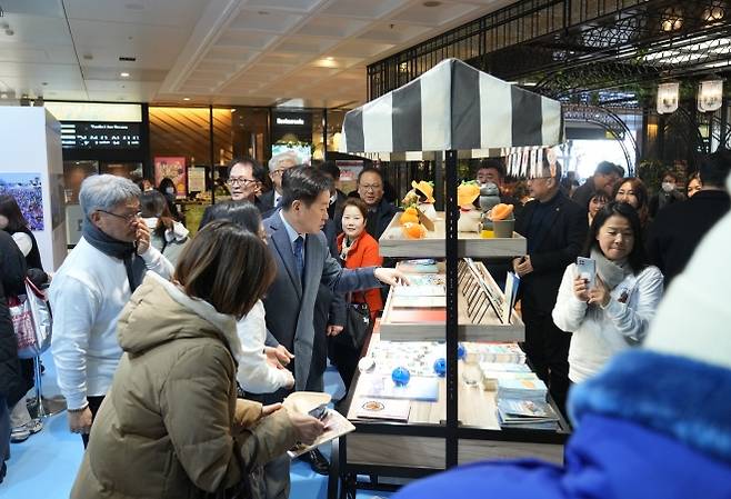 22일 일본 후쿠오카현 텐진 라이온 광장에서 열린 ‘  the Jeju 포시즌 in 후쿠오카’ 팝업스토어 운영 모습. 제주도 제공