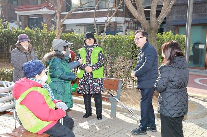 금천구 ‘골목구청장의 동네 한바퀴’ - 유성훈(오른쪽 두번째) 서울 금천구청장이 설 명절을 맞아 오는 26일부터 다음달 6일까지 관내 10개 동을 방문한다. 사진은 지난해 설 유 구청장이 한 공원에서 주민을 만난 모습.  금천구 제공