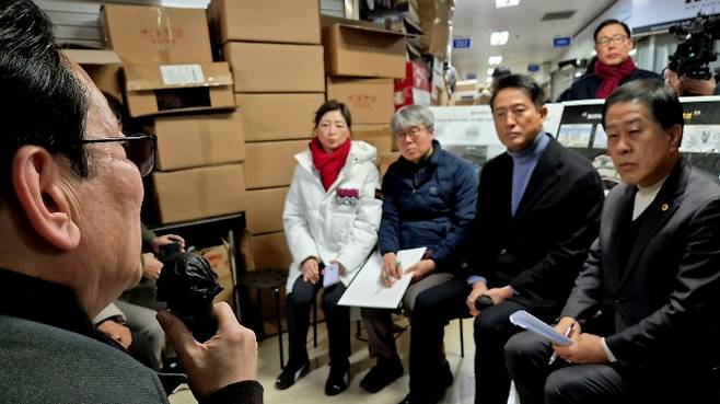지난 22일 재개발이 추진 중인 용산전자상가 나진·선인상가를 방문한 김용호 서울시의원(오른쪽 첫 번째)이 오세훈시장과 함께 선인상가 재개발추진준비위원회 김규환 위원장의 건의사항을 경청하고 있다.
