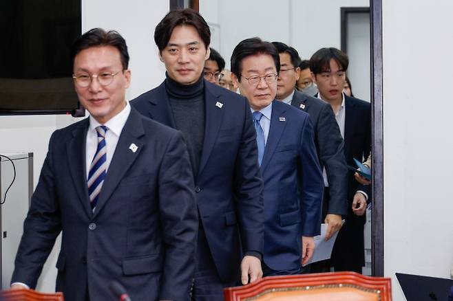이재명 대통령의 더불어민주당 대표 2기 시절 최고위원을 지낸 한준호(왼쪽 두 번째) 의원이 지난해 1월 최고위원회의를 하기 전, 김민석(첫 번째) 당시 최고위원, 당시 대표였던 이 대통령과 함께 회의장에 들어서고 있다.  2025.1.22 뉴스1