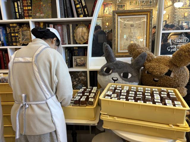 22일 서울 종로구에 위치한 한 카페에서 직원이 ‘두바이 쫀득 쿠키’를 포장하고 있다. 사진=김예솔 기자