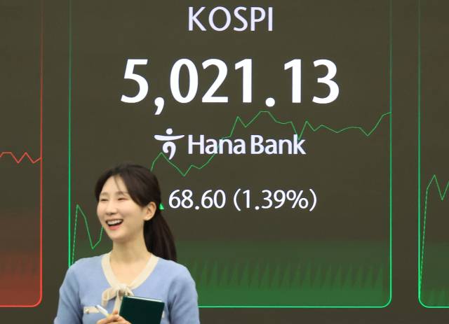 21일 서울 중구 하나은행 본점에서 한 직원이 코스피 지수 앞을 지나고 있다. 연합뉴스
