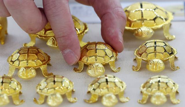 서울 종로구 한국금거래소 종로본점에서 직원이 금제품을 정리하고 있다. 뉴스1