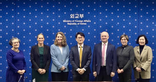 외교부가 23일 서울에서 개최한 한-UNODC 전략대화에 참석자들이 기념촬영을 하고 있다. 사진=외교부