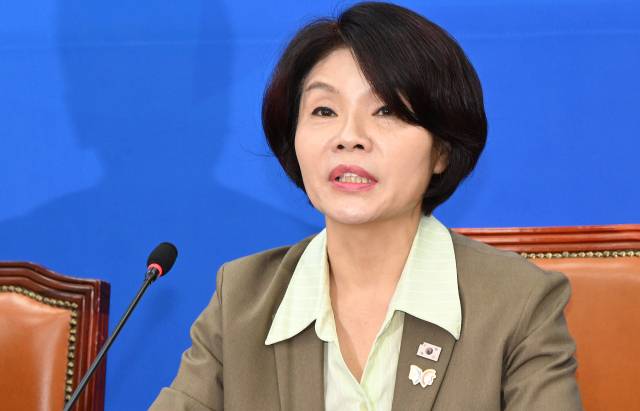 한정애 더불어민주당 정책위의장이 21일 서울 여의도 국회에서 열린 국정감사 대책회의에서 현안에 관해 발언하고 있다. 오승현 기자 2025.10.21