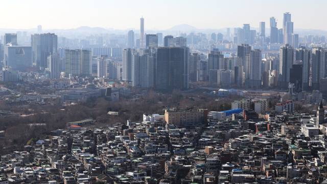 서울 남산 전망대에서 바라본 시내에 아파트가 빼곡히 들어차 있다. 연합뉴스