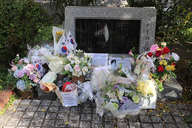 30년 전에 교토의 도시샤 대학에 세워진 윤동주 시비에는 지금도 많은 사람들이 찾아온다. ⓒ문성희