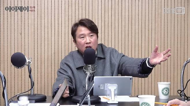 이동형 작가가 1월16일 자신의 유튜브 채널에서 검찰 개혁에 대해 발언하는 모습 ⓒ유튜브 화면 캡처