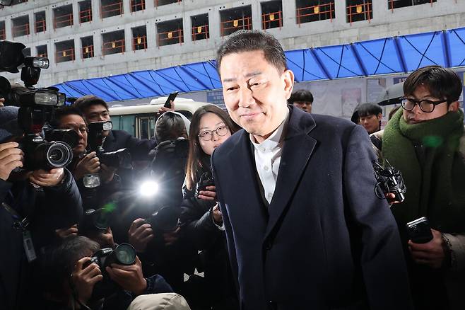 공천헌금 수수 등 각종 비위 의혹을 받는 김병기 무소속 의원이 지난 12일 서울 여의도 더불어민주당 중앙당사에서 열린 윤리위원회에 출석하고 있다. ⓒ연합뉴스