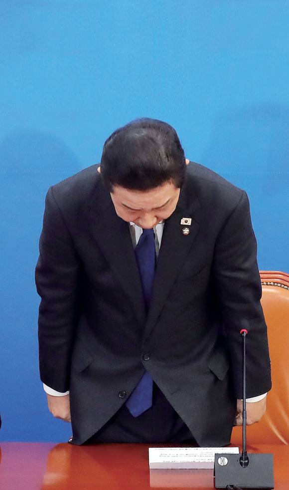 김병기 당시 더불어민주당 원내대표가 2025년 12월30일 국회에서 열린 민주당 원내대책회의에서 본인 의혹과 관련해 사퇴 의사를 밝히고 있다. ⓒ시사저널 이종현