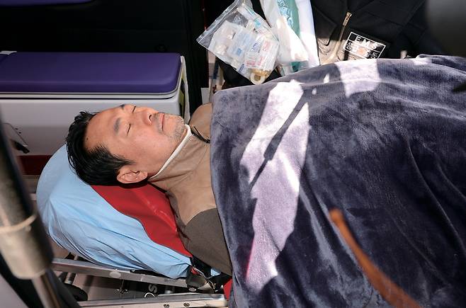 통일교·공천 헌금 '쌍특검' 수용을 요구하며 8일째 단식을 이어가던 국민의힘 장동혁 대표가 1월22일 건강 악화로 국회에서 병원으로 이송되기 위해 구급차에 타고 있다. ⓒ연합뉴스