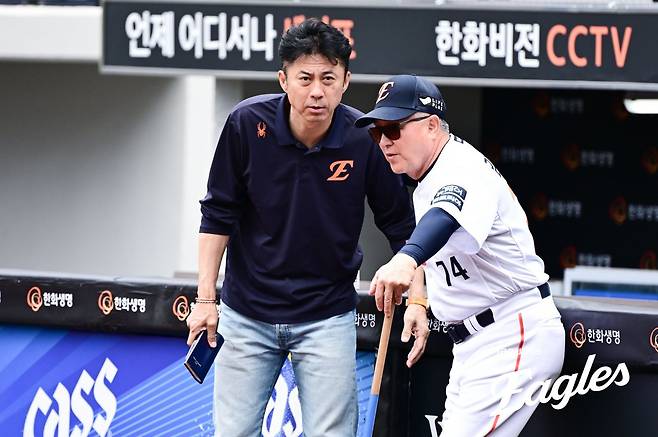 KBO는 23일 KIA와 3년 총액 20억 원에 계약한 김범수의 FA 계약을 공시했다. 보상선수를 두고 KIA와 한화의 치열한 두뇌싸움이 시작됐다. 사진은 손혁 한화 단장(왼쪽)과 김경문 한화 감독. 사진제공|한화 이글스