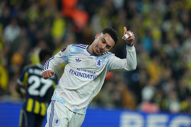 애스턴 빌라 제이든 산초가 23일 유로파리그 페네르바체전에서 골을 넣은 뒤 기뻐하고 있다. AP연합뉴스