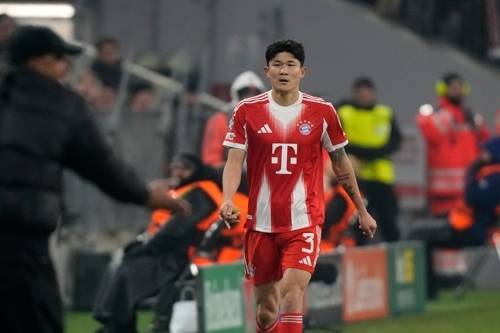 바이에른 뮌헨 김민재가 22일 유럽챔피언스리그 생질루아즈전에서 퇴장당한 뒤 아쉬운 표정으로 그라운드를 나서고 있다. AP연합뉴스