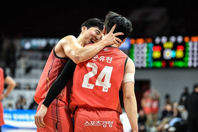 안양 정관장 박지훈과 문유현. KBL 제공