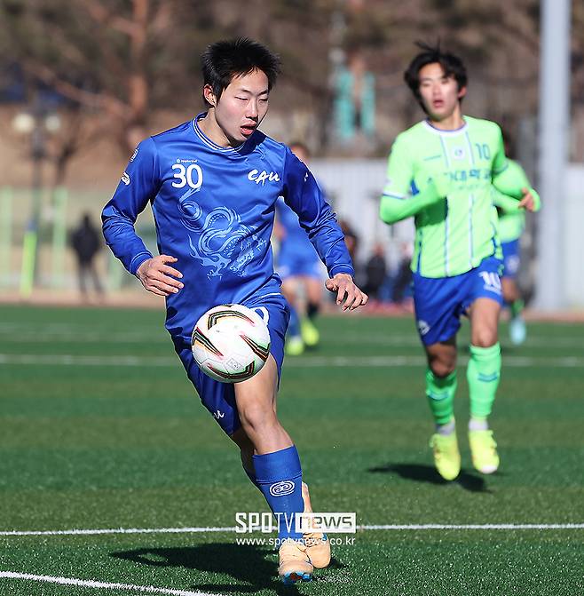 ▲ 전북 현대 유스 영생고 출신 중앙대 측면 공격수 최강민, 상지대와의 결승전에서 환상적인 감아차기 골을 넣었다.