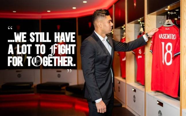 ▲ 레알 마드리드에서 월드클래스 평가를 받았던 수비형 미드필더인 카세미루는 지난 시즌 맨체스터 유나이티드로 깜짝 이적했다. 입단 첫해 카세미루는 새롭게 출발하는 맨체스터 유나이티드에 안정감을 불어넣었다. 포백을 확실하게 보호해준 카세미루 덕에 잉글랜드 프리미어리그 3위로 명성을 회복했고, 잉글랜드 풋볼리그(EFL)컵 우승도 달성했다. ⓒ 맨체스터 유나이티드